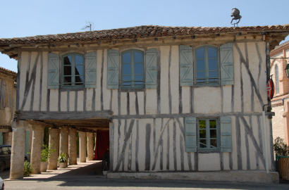 Maison sur piliers de pierre - G.Cassaro