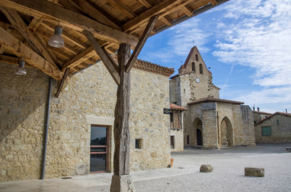 halle et eglise à Maubec